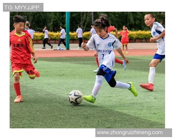 长腿足球巨星赛场英姿展现速度力量与优雅的完美结合 长腿足球巨星赛场英姿展现速度力量与优雅的完美结合