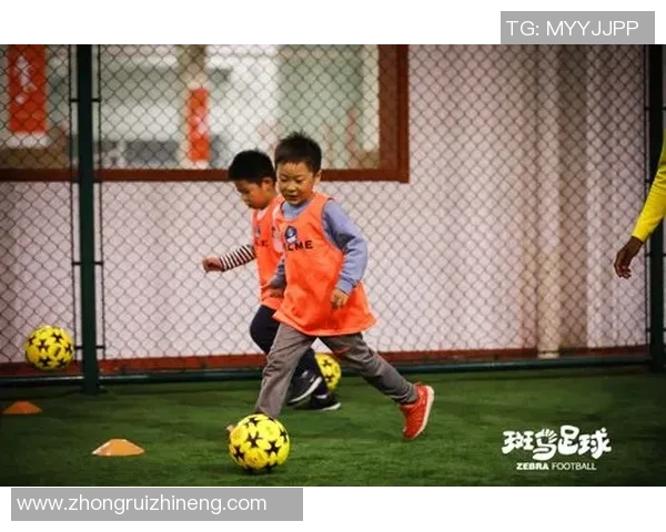 球星爸爸带娃共赴绿茵场 温馨时刻展现父爱与足球情怀 球星爸爸带娃共赴绿茵场 温馨时刻展现父爱与足球情怀